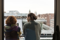 Geheimer Austausch auf dem Balkon - Johanna und Emma vom Germany Street Team
